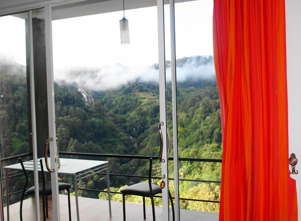 Ella Floating View Bed & Breakfast Bilik gambar